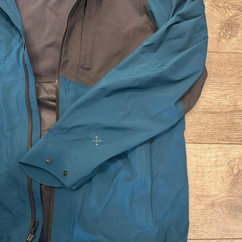 Lululemon Outpour Shell Jacket. Men's Maritime Blue and Black Raincoat. - Picture 4 of 5